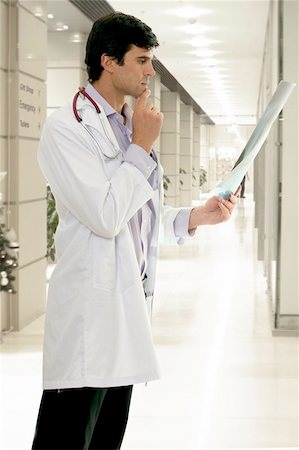simsearch:400-04508758,k - Concerned male doctor analyzing a medical x-ray in a hospital. Foto de stock - Super Valor sin royalties y Suscripción, Código: 400-04973603