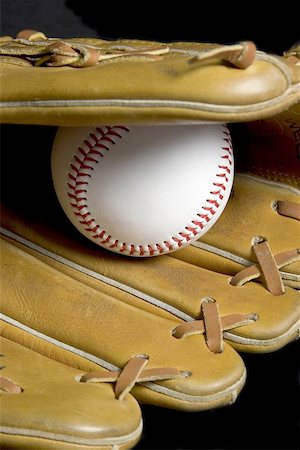 simsearch:400-04673387,k - Baseball Glove Photographie de stock - Aubaine LD & Abonnement, Code: 400-04973638