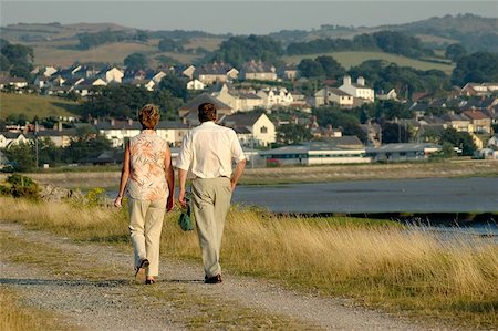 A middle aged couple taking an evening walk in Glan Conwy, North Wales. Foto de stock - Super Valor sin royalties y Suscripción, Código: 400-04973912