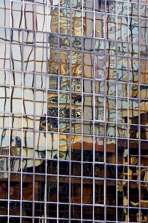 simsearch:400-04670014,k - Abstract, distorted image of a building reflected in the windows of a tall city building Foto de stock - Super Valor sin royalties y Suscripción, Código: 400-04984026