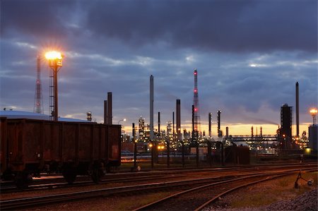 Oil refinery in twilight - industrial landscape in the port of Antwerp, Belgium. Photographie de stock - Aubaine LD & Abonnement, Code: 400-04984696