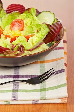 simsearch:400-05065763,k - Mediterranean salad with lettuce tomatoes cucumber and beet. Shallow depth of field Stockbilder - Microstock & Abonnement, Bildnummer: 400-04984740