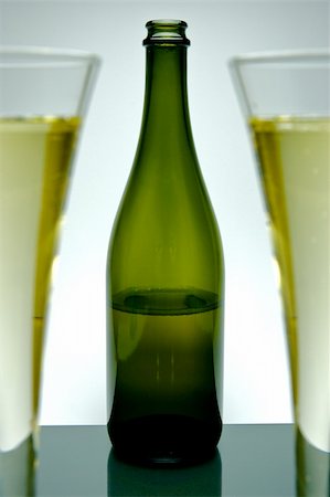 Sparkling wine isolated against a black and white background Stock Photo - Budget Royalty-Free & Subscription, Code: 400-04984797