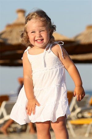 Beauty a little girl at beach in the sea Foto de stock - Super Valor sin royalties y Suscripción, Código: 400-04984943