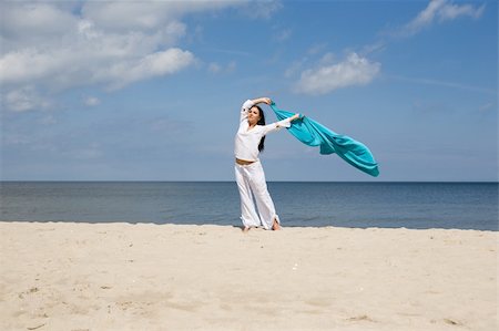 happy brunette woman relaxing on the beach Photographie de stock - Aubaine LD & Abonnement, Code: 400-04985255