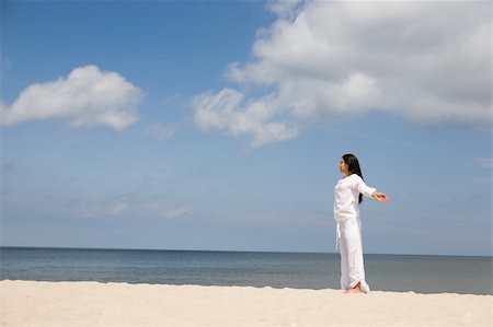 happy brunette woman relaxing on the beach Photographie de stock - Aubaine LD & Abonnement, Code: 400-04985258