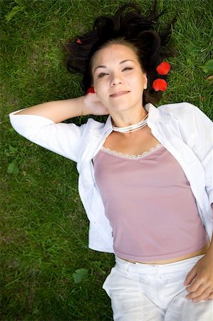 simsearch:400-04399498,k - happy brunette woman lying on grass Foto de stock - Royalty-Free Super Valor e Assinatura, Número: 400-04985252