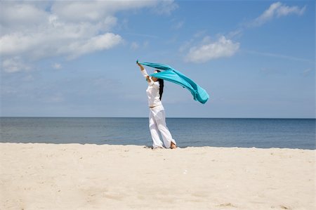 happy brunette woman relaxing on the beach Photographie de stock - Aubaine LD & Abonnement, Code: 400-04985265