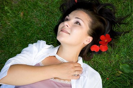 simsearch:400-04399498,k - happy brunette woman lying on grass Foto de stock - Royalty-Free Super Valor e Assinatura, Número: 400-04985261