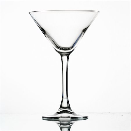 simsearch:400-06409646,k - martini glass splash bar background Stock Photo - Budget Royalty-Free & Subscription, Code: 400-04985412