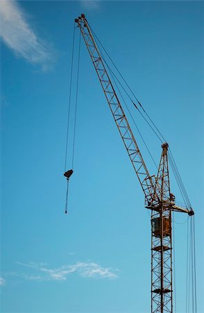 simsearch:400-06075932,k - The crane in operation in downtown on a background of the sky Fotografie stock - Microstock e Abbonamento, Codice: 400-04985653