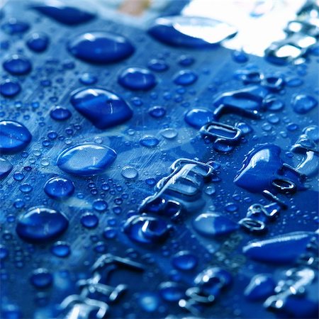 simsearch:400-04370983,k - clean blue waterdrops macro background Photographie de stock - Aubaine LD & Abonnement, Code: 400-04985798