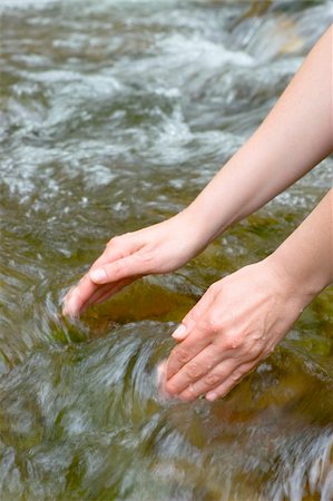 fuente (origen) - Female hands scooping water from a mountain stream Foto de stock - Super Valor sin royalties y Suscripción, Código: 400-04986137