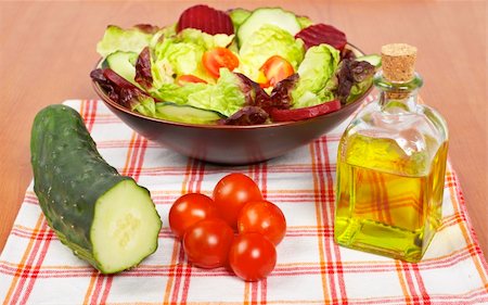 simsearch:400-05065763,k - Mediterranean salad with lettuce tomatoes cucumber oil and beet. Shallow depth of field Stockbilder - Microstock & Abonnement, Bildnummer: 400-04986172