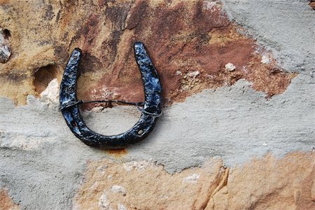 ferradura - Horseshoe hanging on a wall bringing luck Foto de stock - Royalty-Free Super Valor e Assinatura, Número: 400-04986882