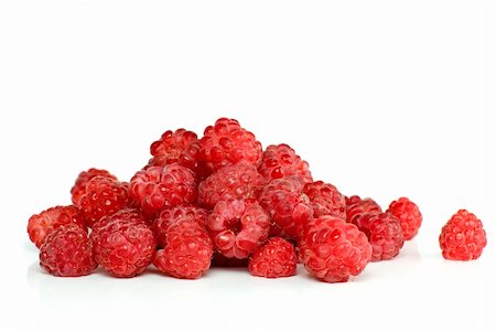 simsearch:400-07667203,k - Red ripe raspberry pile isolated on the white background Stock Photo - Budget Royalty-Free & Subscription, Code: 400-04987288