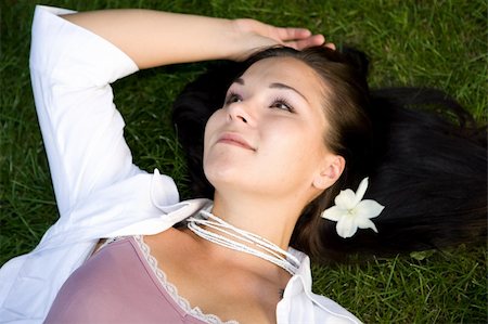 simsearch:400-04399498,k - attractive brunette woman lying on grass Foto de stock - Royalty-Free Super Valor e Assinatura, Número: 400-04987434