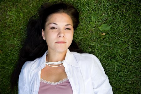 simsearch:400-04399498,k - attractive brunette woman lying on grass Foto de stock - Royalty-Free Super Valor e Assinatura, Número: 400-04987444