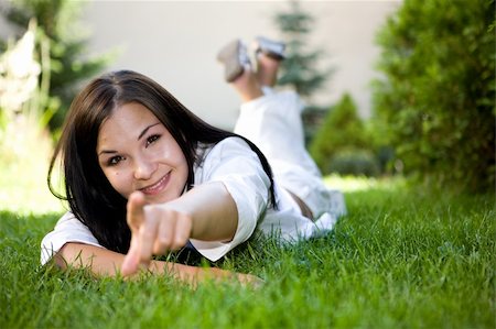 simsearch:400-04399498,k - attractive brunette woman lying on grass Foto de stock - Royalty-Free Super Valor e Assinatura, Número: 400-04987441