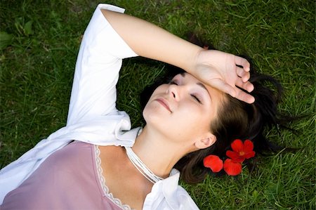 simsearch:400-04399498,k - attractive brunette woman lying on grass Foto de stock - Royalty-Free Super Valor e Assinatura, Número: 400-04987462