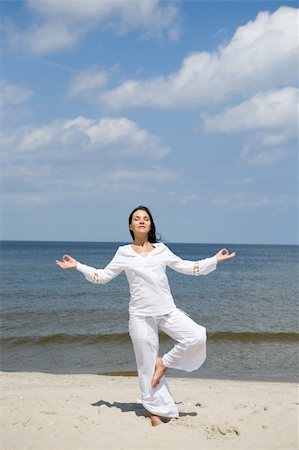 attractive brunette woman relaxing on the beach Photographie de stock - Aubaine LD & Abonnement, Code: 400-04987472