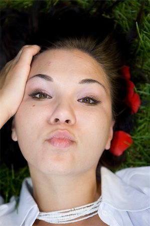 simsearch:400-04399498,k - attractive brunette woman relaxing on grass Foto de stock - Royalty-Free Super Valor e Assinatura, Número: 400-04987486