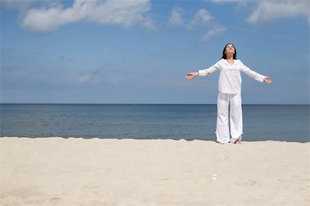 attractive brunette woman relaxing on the beach Photographie de stock - Aubaine LD & Abonnement, Code: 400-04987489