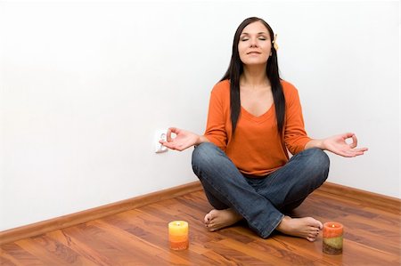 attractive brunette woman meditation at home Photographie de stock - Aubaine LD & Abonnement, Code: 400-04987499