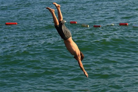 sergey02 (artist) - Man jumping into the sea Photographie de stock - Aubaine LD & Abonnement, Code: 400-04987523