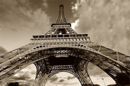 simsearch:400-04987736,k - Eiffel Tower in black and white, Paris (France) Foto de stock - Super Valor sin royalties y Suscripción, Código: 400-04987736