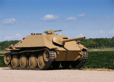 World War II era tank on a dusty road Photographie de stock - Aubaine LD & Abonnement, Code: 400-04988305