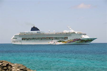 simsearch:400-07975148,k - Modern ocean liner visiting an island in the Caribbean Foto de stock - Super Valor sin royalties y Suscripción, Código: 400-04988302