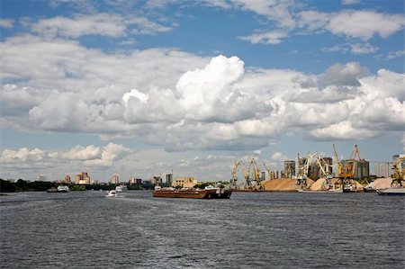 simsearch:400-05367965,k - The Moscow - river. The image of the river with barge and yachts Fotografie stock - Microstock e Abbonamento, Codice: 400-04988602