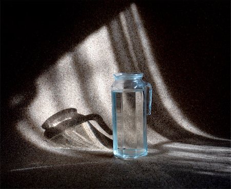 sherman (artist) - Photo of the carafe with water at the dark background Photographie de stock - Aubaine LD & Abonnement, Code: 400-04989051