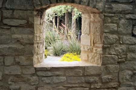 Peeking through the garden wall at the Austin Wildflower Center. Fotografie stock - Microstock e Abbonamento, Codice: 400-04989545