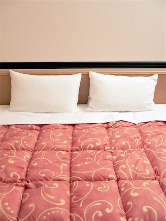 simsearch:400-08933543,k - served bed with two pillows in hotel room Foto de stock - Super Valor sin royalties y Suscripción, Código: 400-04980211