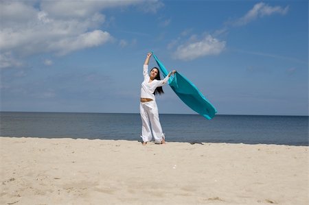 attractive brunette woman relaxing on beach Photographie de stock - Aubaine LD & Abonnement, Code: 400-04981991