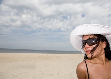 attractive brunette woman relaxing on beach Photographie de stock - Aubaine LD & Abonnement, Code: 400-04982006