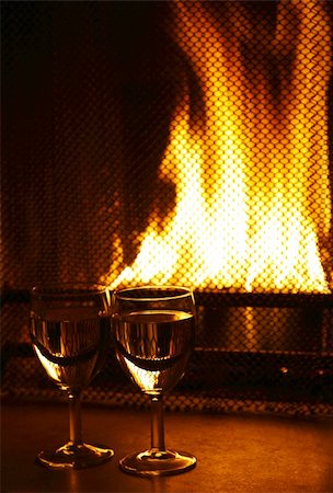 two wine glasses against fireplace with flame in dark light Foto de stock - Royalty-Free Super Valor e Assinatura, Número: 400-04982925