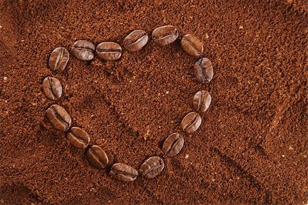 coffee beans in heart shape and ground background, warm light Foto de stock - Royalty-Free Super Valor e Assinatura, Número: 400-04982931