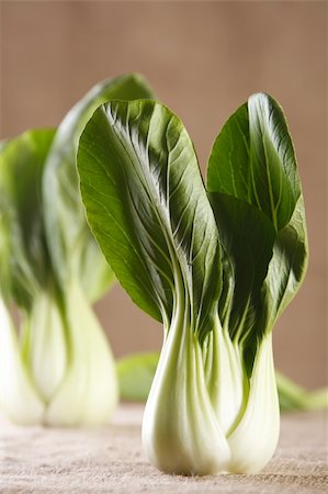 chinese cabbage bok choy pak-choi on rustic brown background Foto de stock - Royalty-Free Super Valor e Assinatura, Número: 400-04982933
