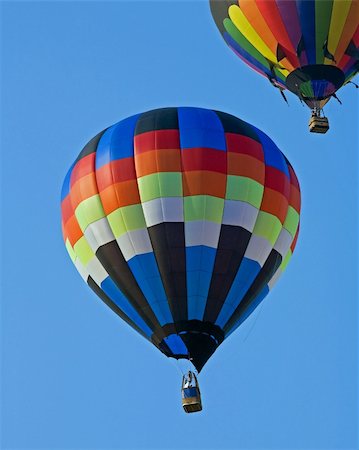 simsearch:400-07975717,k - Two Hot Air Balloons Fly in a Clear Blue Sky Foto de stock - Super Valor sin royalties y Suscripción, Código: 400-04983190