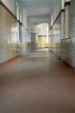 old hospital hallway Foto de stock - Super Valor sin royalties y Suscripción, Código: 400-04983717