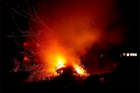 blazing fire with flying sparks Photographie de stock - Aubaine LD & Abonnement, Code: 400-04983780
