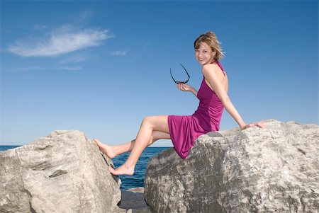 One young girl sitting on the rocks Foto de stock - Super Valor sin royalties y Suscripción, Código: 400-04995897