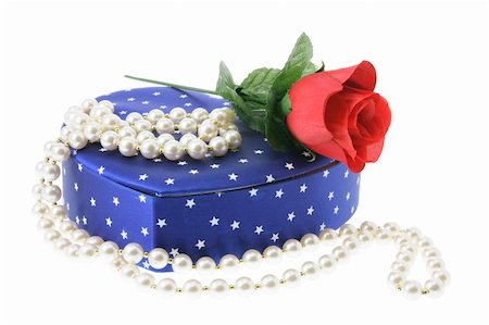 simsearch:400-04996602,k - Pearl Necklace and Gift Box on White Background Photographie de stock - Aubaine LD & Abonnement, Code: 400-04996950