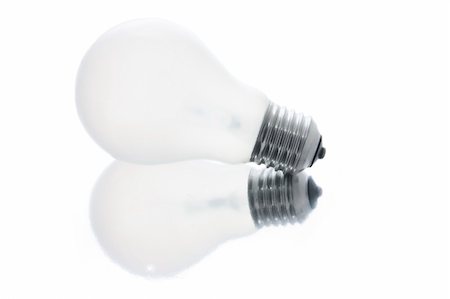 simsearch:400-04774950,k - Ligth Bulb with Reflection on White Background Photographie de stock - Aubaine LD & Abonnement, Code: 400-04997100