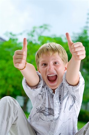 simsearch:400-03952911,k - Portrait of young boy giving his thumbs up Stock Photo - Budget Royalty-Free & Subscription, Code: 400-04997794