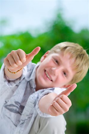 simsearch:400-03952911,k - Portrait of young boy giving his thumbs up Stock Photo - Budget Royalty-Free & Subscription, Code: 400-04997792