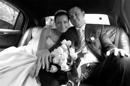 simsearch:400-04440941,k - Newly-married couple in car Fotografie stock - Microstock e Abbonamento, Codice: 400-04998088